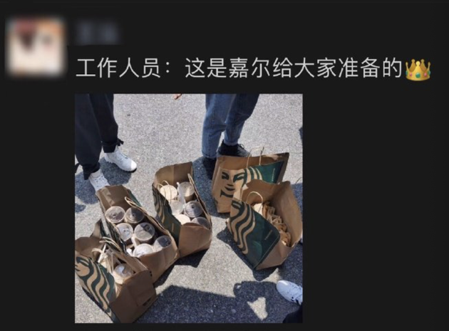 王嘉尔给粉丝送咖啡和三明治