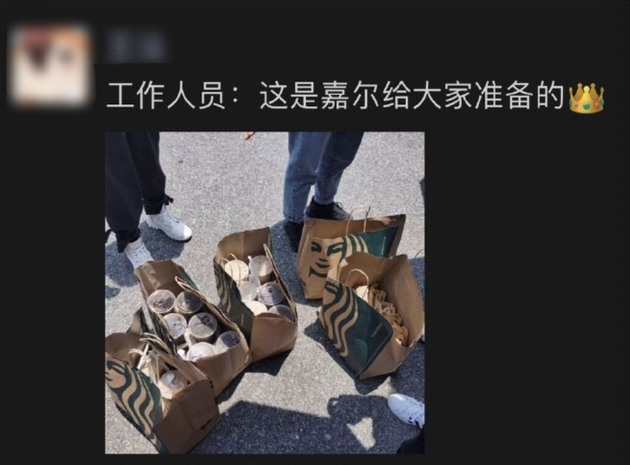 王嘉尔暖心宠粉回应爱意 给粉丝送咖啡和三明治