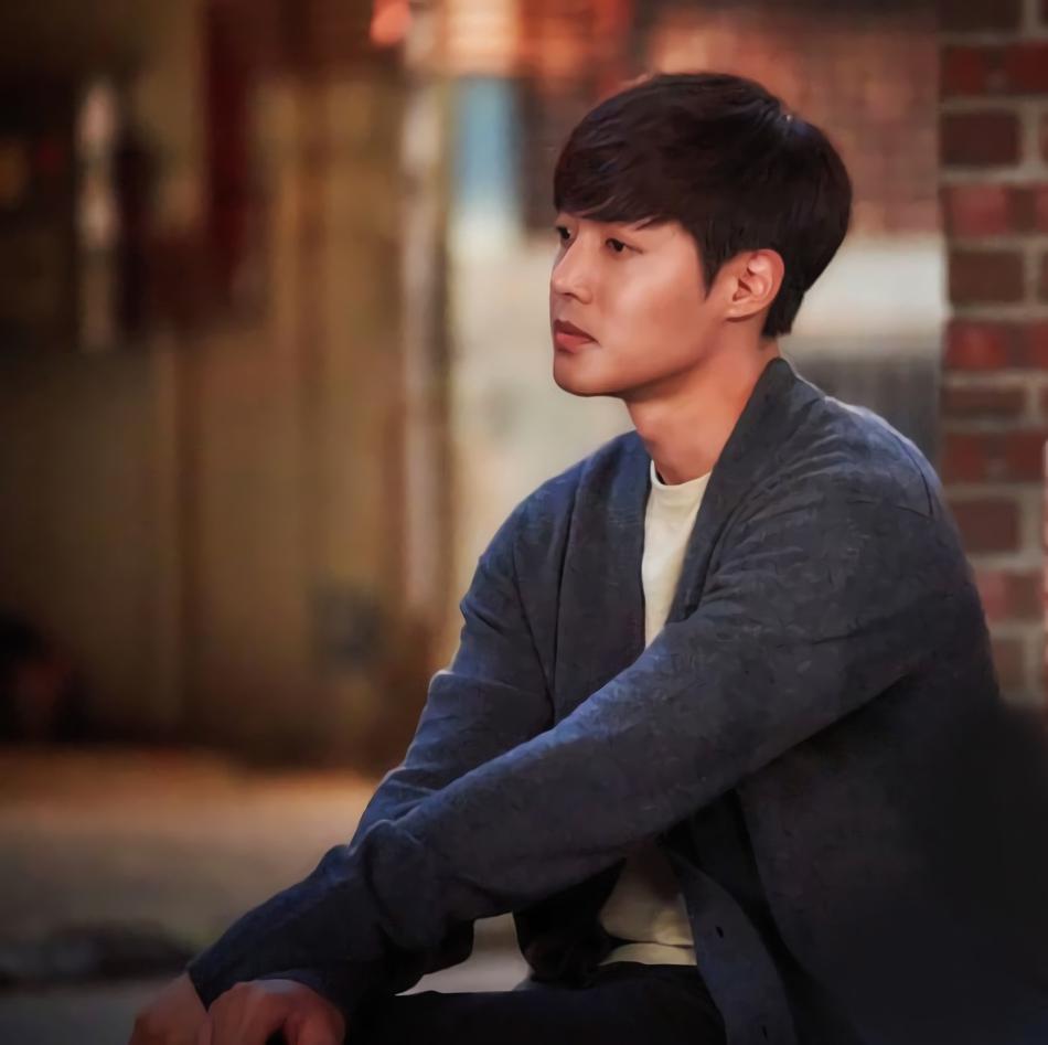 海报剧照剧情:金贤重将在剧中饰演时间旅行者,是一个年龄和出身都不明