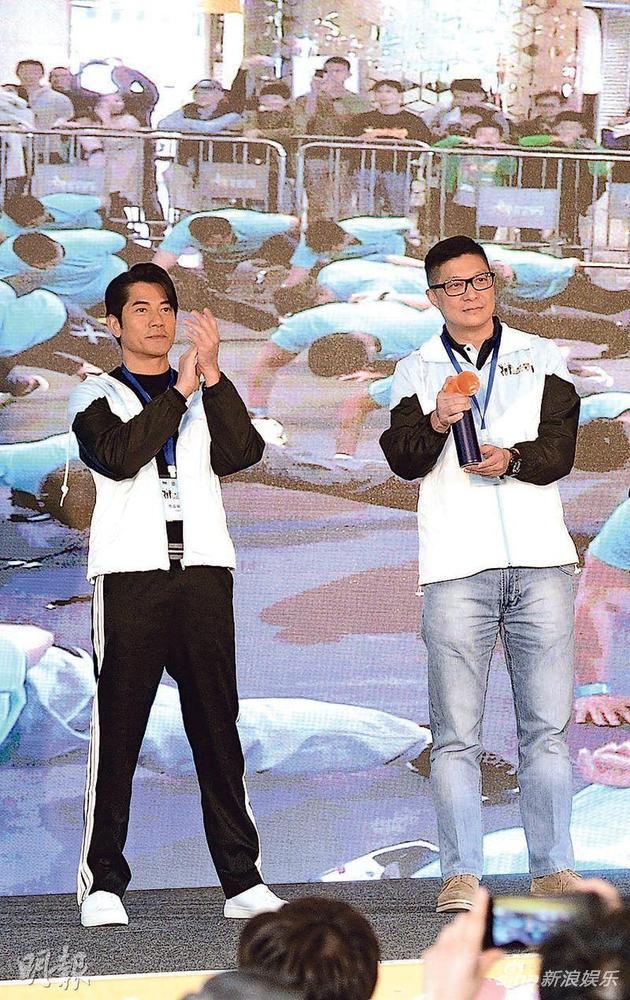 郭富城昨天（4月7日）与警务处行动处长邓炳强同台，见证现场超过300人挑战《最多人同时做单手掌上压》的健力士世界纪录。