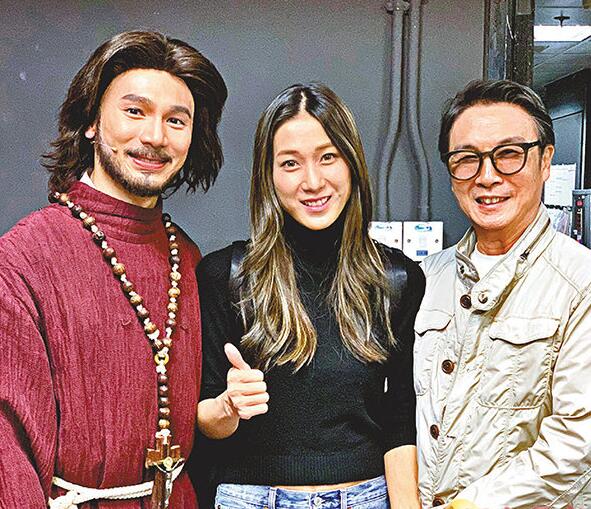 钟嘉欣(中)与刘松仁(右)及王梓轩因拍《华丽转身》而熟悉