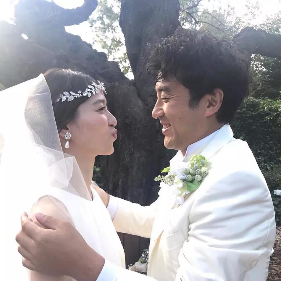 海报剧照剧情:两个热血高中生在同一天转学,并且不约而同的突然决定在