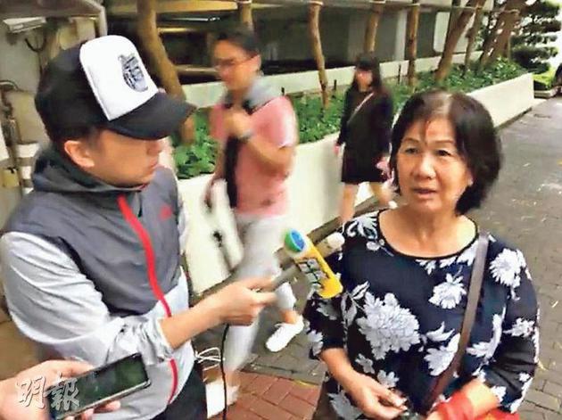 马国明的妈妈昨天(4月16日)受访时透露儿子在家中看球赛。