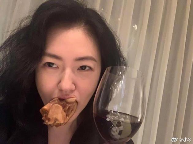 小S与姐妹吃肉喝酒 感叹老公孩子不烦自己很美好