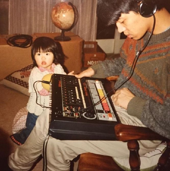 坂本龙一年轻时和女儿的照片