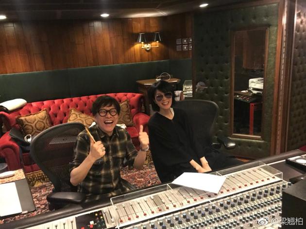 梁翘柏晒与王菲灿笑合照配文工作愉快引人期待