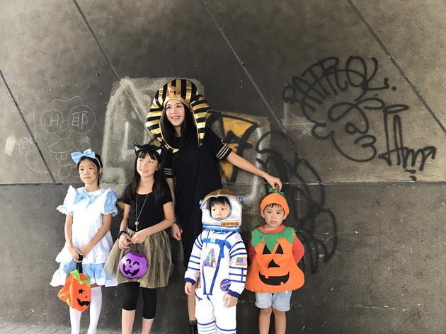 张家慧与儿子度过万圣节
