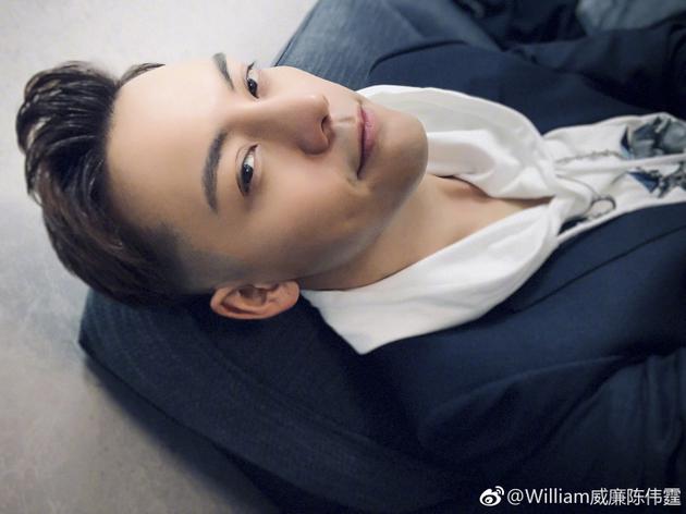 陈伟霆晒自拍角度新奇白衬衫黑西装变禁欲男神