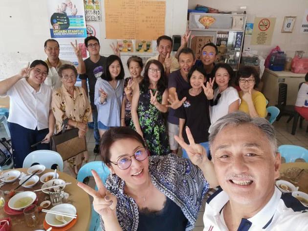 吴岱融与妻子合影