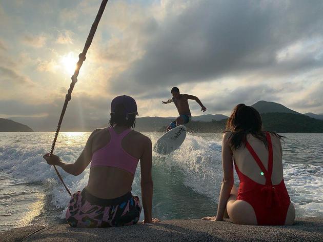 3-03-周秀娜（右）喜欢做“影后”。