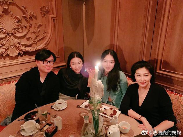 哈文在微博晒出与女儿法图麦的合影