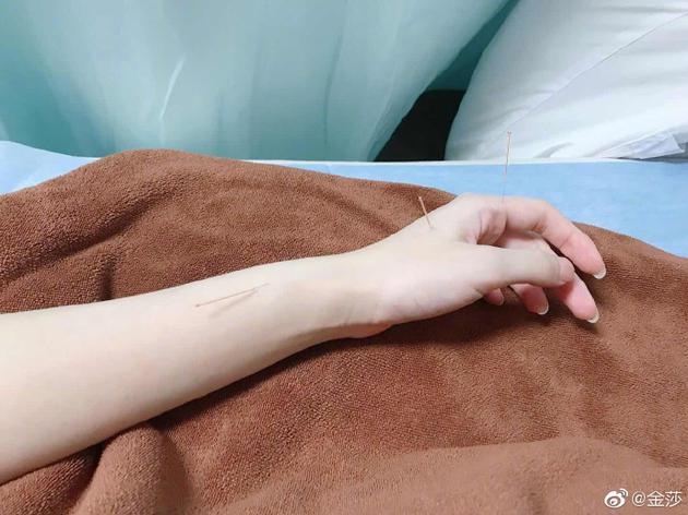 金莎自拍手部特写