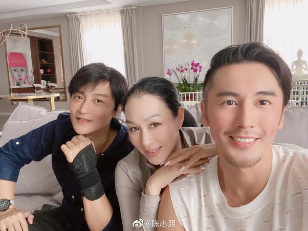 陈志朋晒相符照