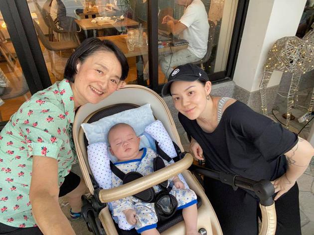 模特欧阳靖自曝患产后抑郁与老公分隔两地常落泪