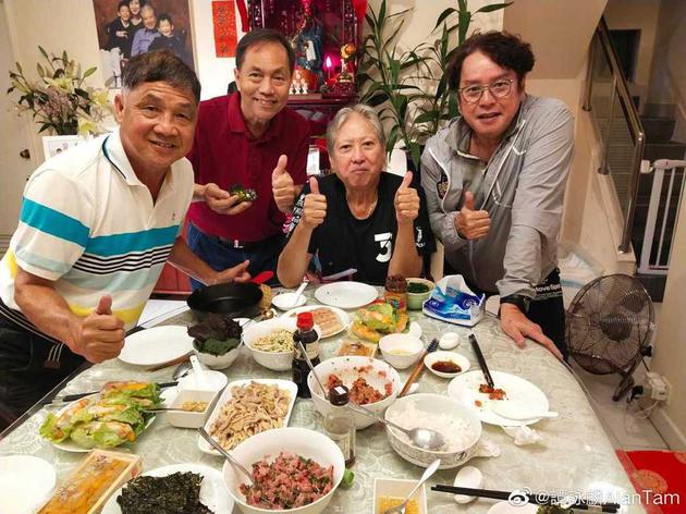 洪金宝近照暴瘦到脱相谭咏麟晒出和洪金宝的聚会照