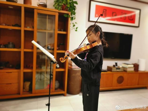 岳云鹏女儿近照曝光 拉小提琴有模有样被老师夸奖