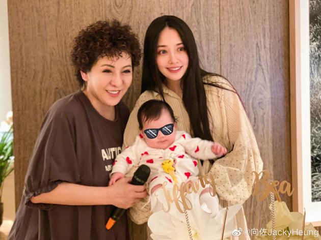 向佐晒郭碧婷与女儿、向太合影