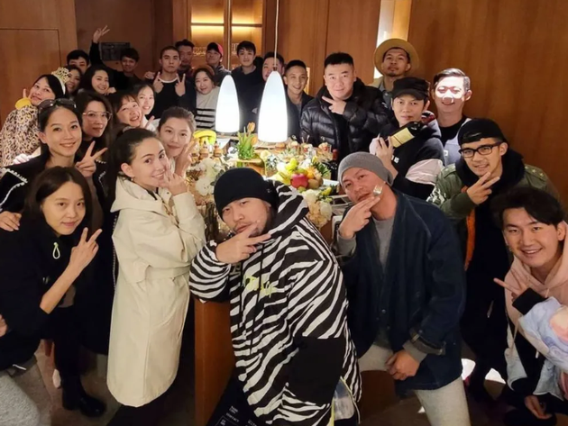 周杰伦夫妇与好友聚会照