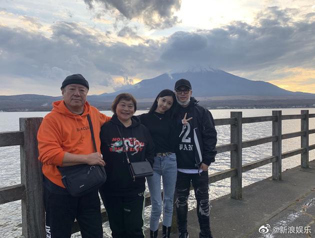 潘玮柏一家合照