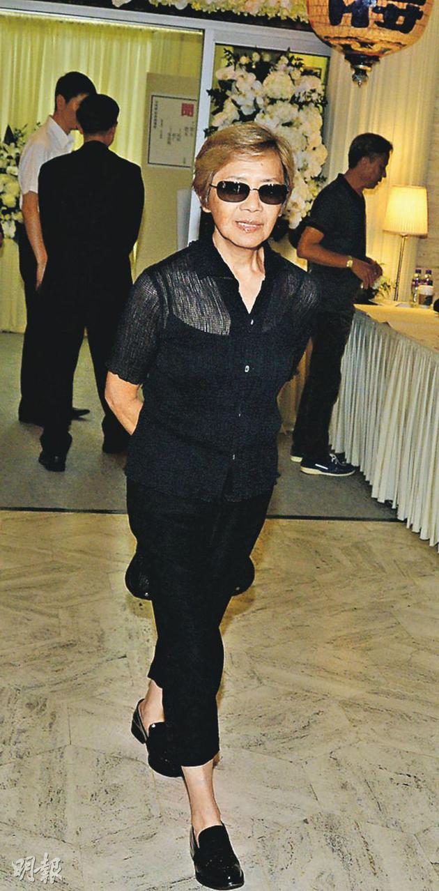 叶德孄喜欢新马师曾，所以来拜祭祥嫂道别。