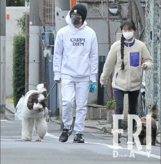 木村拓哉和家人带爱犬散步