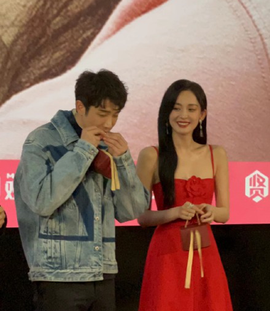 组图：娜扎新电影首映现场发喜糖红裙长发温柔甜美第1张图片