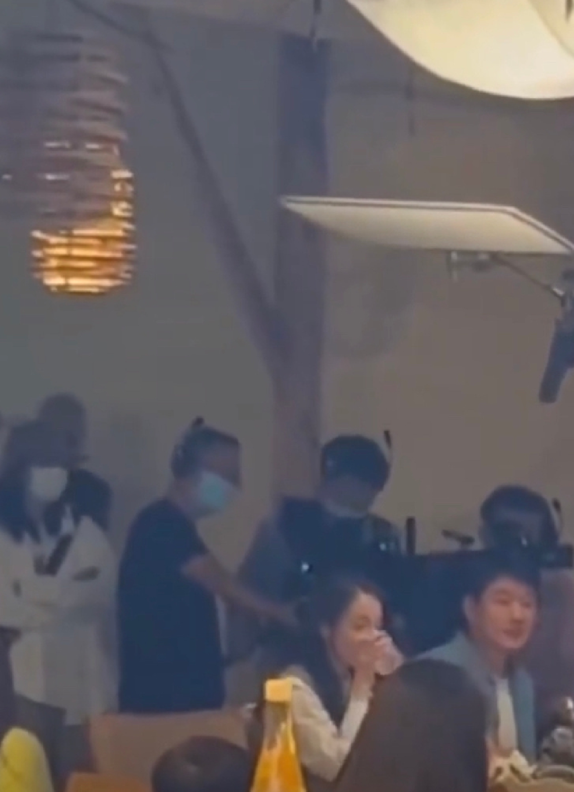 组图：迪丽热巴佟大为《公诉精英》最新路透热巴侧颜精致