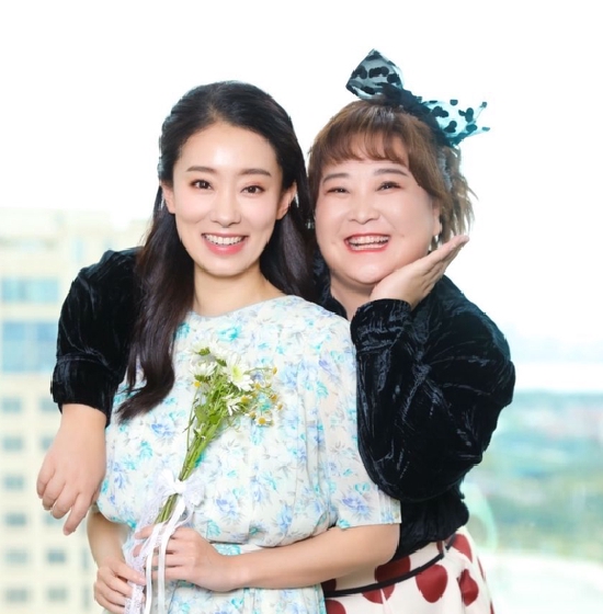 姐妹情深张小斐包场支持贾玲穿过寒冬拥抱你