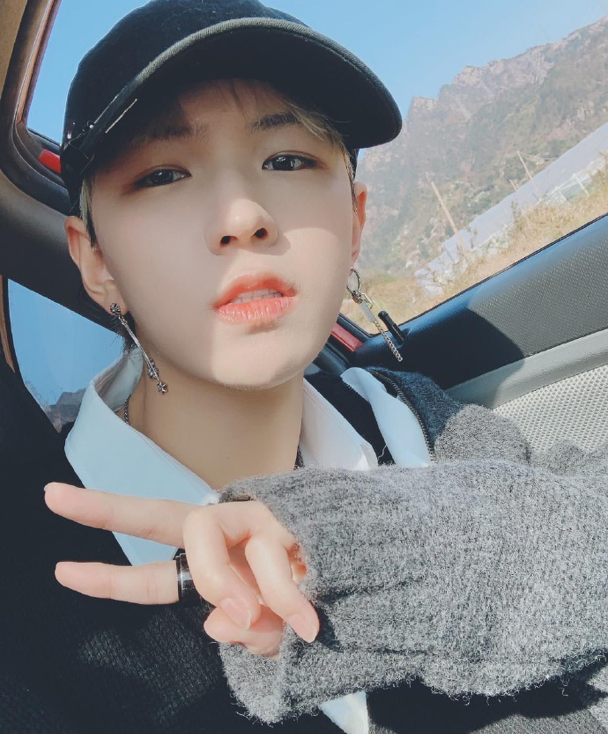 组图:李希侃发"愤怒"二字疑似与公司闹翻 老板深夜长文回应_高清图集