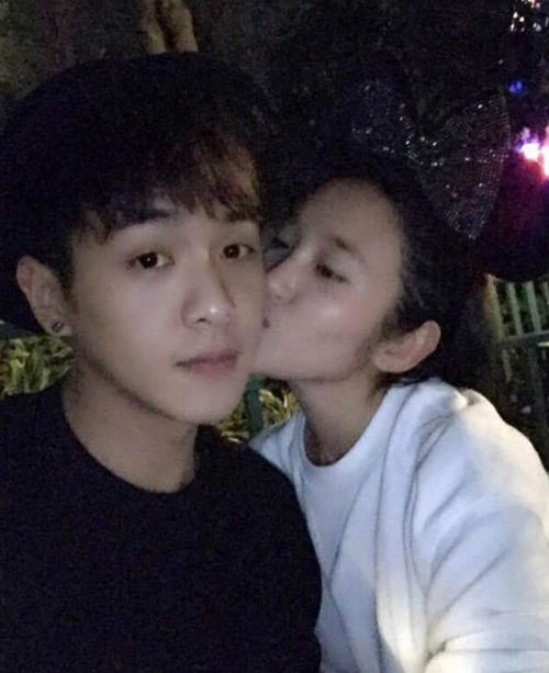 网曝张若昀唐艺昕领证结婚 双方暂未回应