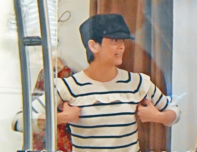 梁咏琪身穿童装。