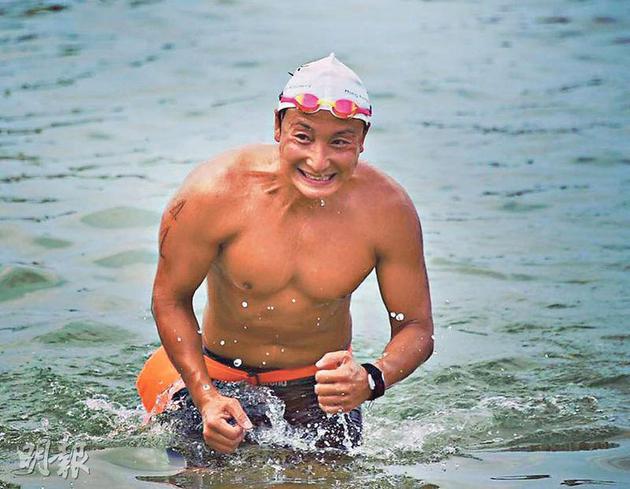 方力申积极参与“香港环岛泳45公里慈善挑战”