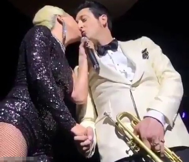 之后Lady GaGa当众亲吻乐手。