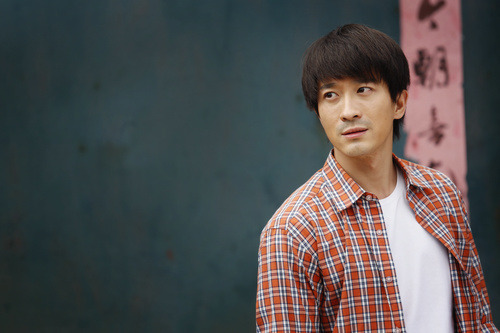 照顾他们的大姐,因难产去世的大姐给三兄弟留下了一个女婴——佟程程