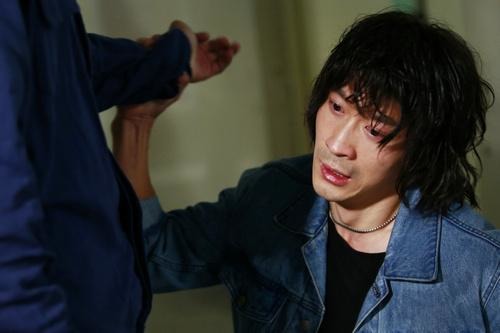 海报剧照剧情:20世纪80年代初,刚从大地震中痛失双亲阴影中走出来的佟