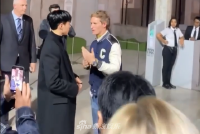 朴宝剑小雀斑巴黎时装周同框 亲密交谈拥抱合影
