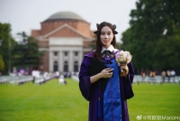 何猷君晒妹妹何超欣清华大学毕业照 穿学士服面露自信微笑