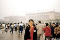 王祖蓝晒天安门留影新旧对比照 直呼"25年后依然兴奋和激动"