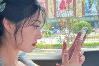 周洁琼行车路上自拍被"偷拍" 嘟嘴比耶努力营业可可爱爱