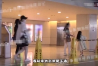 戚薇带lucky与家人逛街 孕肚明显打扮精致