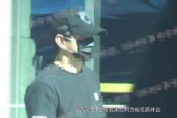 吴奇隆做核酸后步行回住处 刘诗诗接替出门核酸后去片场