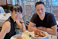 胡杏儿老公晒出甜蜜约会照 两人同穿黑色系衣服笑对镜头