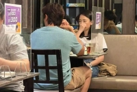 香港偶遇陈乔恩艾伦小餐厅吃饭 肤白貌美气质好