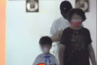 黄晓明和母亲带孩子出门 小海绵蹦蹦跳跳活泼可爱