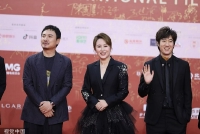久违了!沈腾马丽常远亮相红毯 三人互动默契不失幽默感
