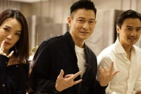 久违同框!刘德华与舒淇夫妇合照曝光 比同款手势感情好