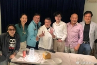 谭咏麟与新艺城老友叙旧庆生 黄百鸣曾志伟等开心合影