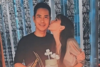 好甜!陈凯琳晒与郑嘉颖合照庆祝结婚四周年