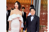 网速超快!李亚男晒与王祖蓝红毯图笑称“我的花童”