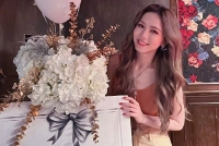 邓紫棋晒31岁生日现场照 与鲜花蛋糕合影笑容灿烂状态好